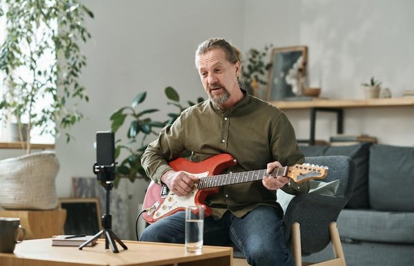 Est-il plus simple d’apprendre la guitare acoustique ou électrique ?