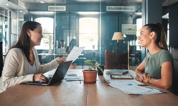 Quel rôle joue un architecte de l'information dans l'organisation du contenu des interfaces ?