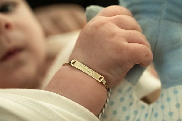 Quels sont les avantages d'offrir une gourmette en argent à un bébé ?