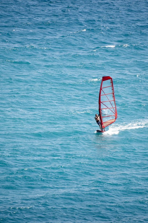 Planche à voile : de quoi est-elle composée ?