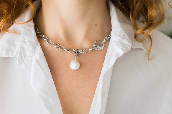 Quelles sont les caractéristiques uniques d'un pendentif en perle de Tahiti ?