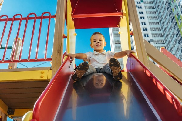 Comment sécuriser un toboggan extérieur pour les enfants ?