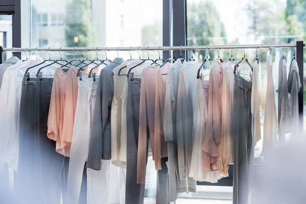 Découvrez les portants de vêtements multifonction pour tous vos besoins