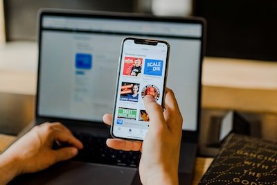 Comment puis-je recevoir des alertes sur les actualités en Suisse?